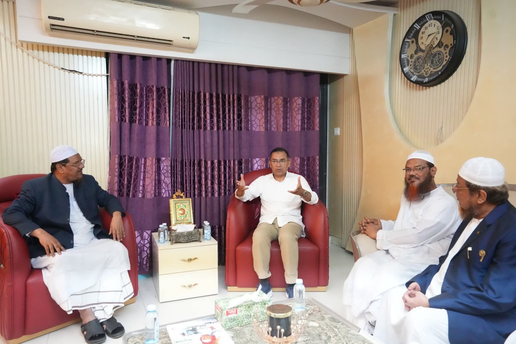 চরমোনাই পীরের সঙ্গে বিএনপির চেয়ারম্যান তারেক রহমানের সাক্ষাৎ