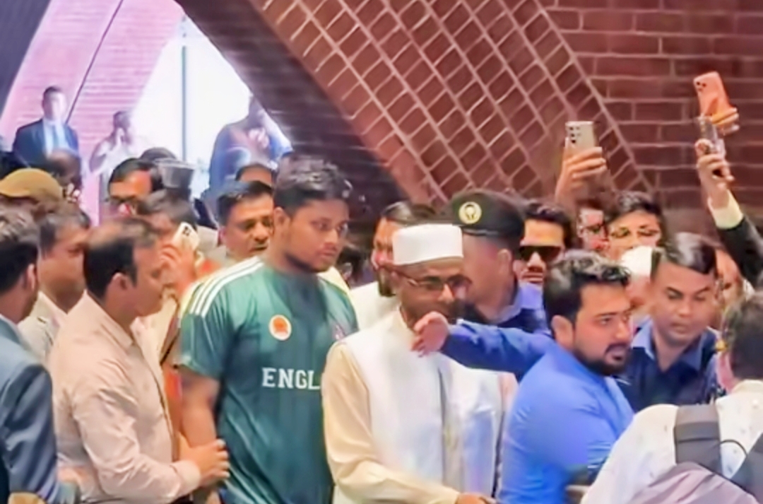 জুলাইয়ের সেই জার্সি পরে সংসদের শপথ অনুষ্ঠানে হাসনাত আব্দুল্লাহ 