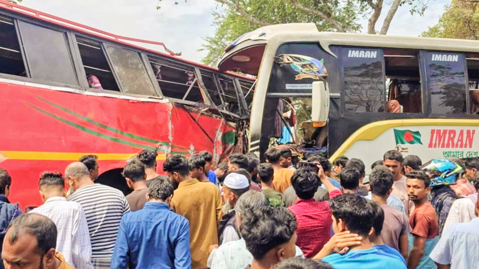 মাদারীপুরের ডাসারে দুই বাসের মুখোমুখি সংঘ-র্ষে নিহত-২,আহত ২০