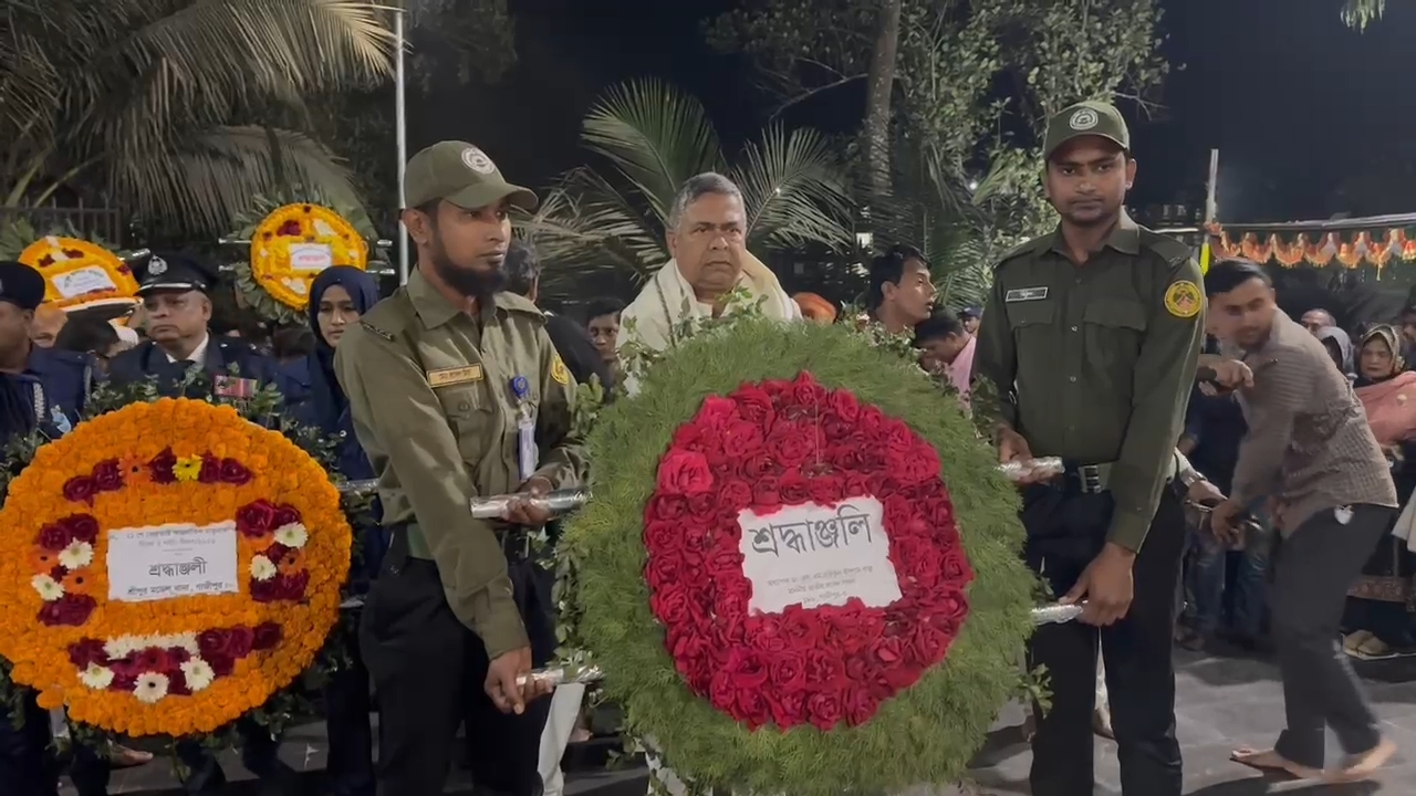 একুশের প্রথম প্রহরে শহীদ মিনারে গাজীপুর-৩ আসনের সংসদ ডাঃ বাচ্চুর শ্রদ্ধা নিবেদন