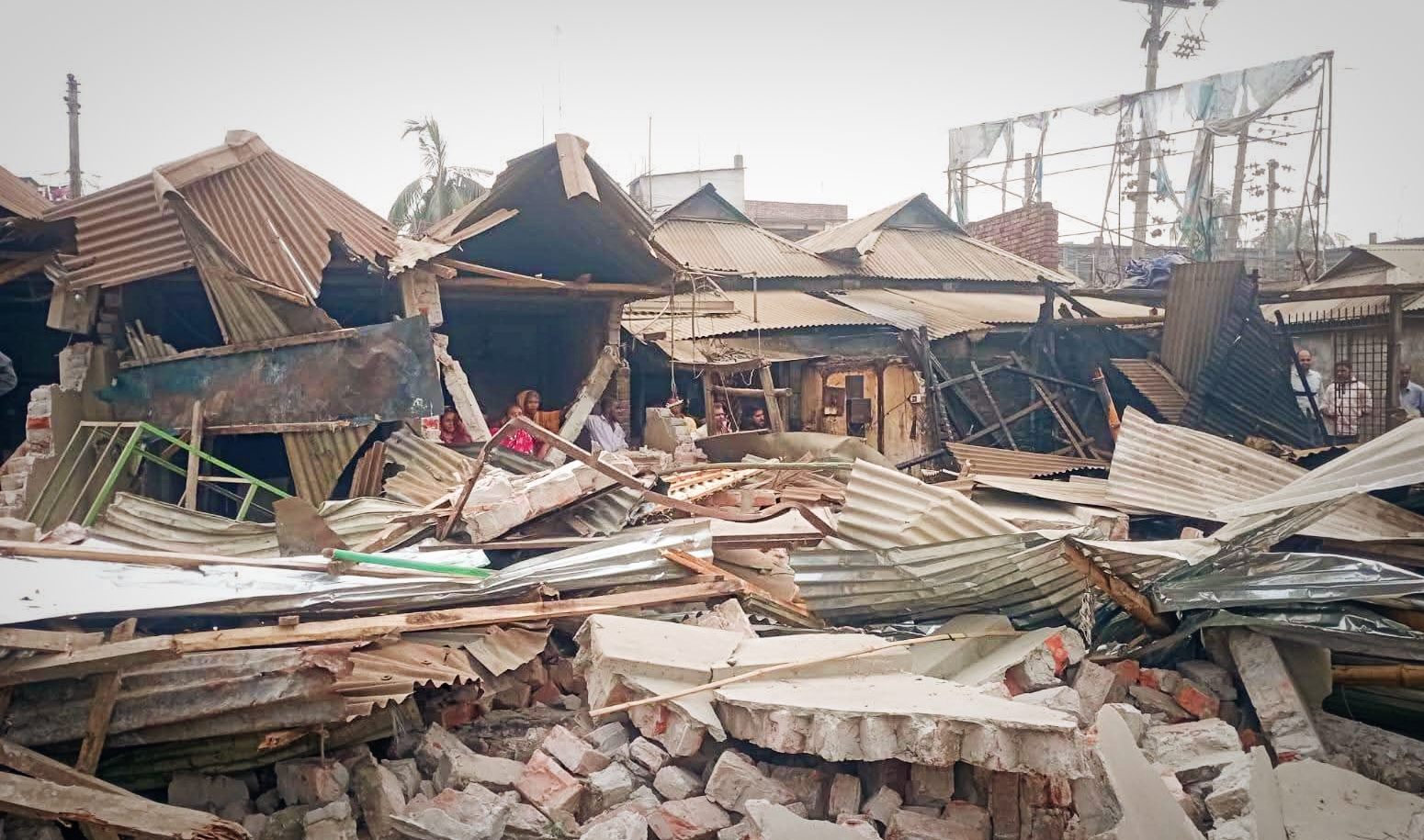 গফরগাঁও অবৈধভাবে দখলকৃত জমিতে উপজেলা প্রশাসনের উচ্ছেদ অভিযান