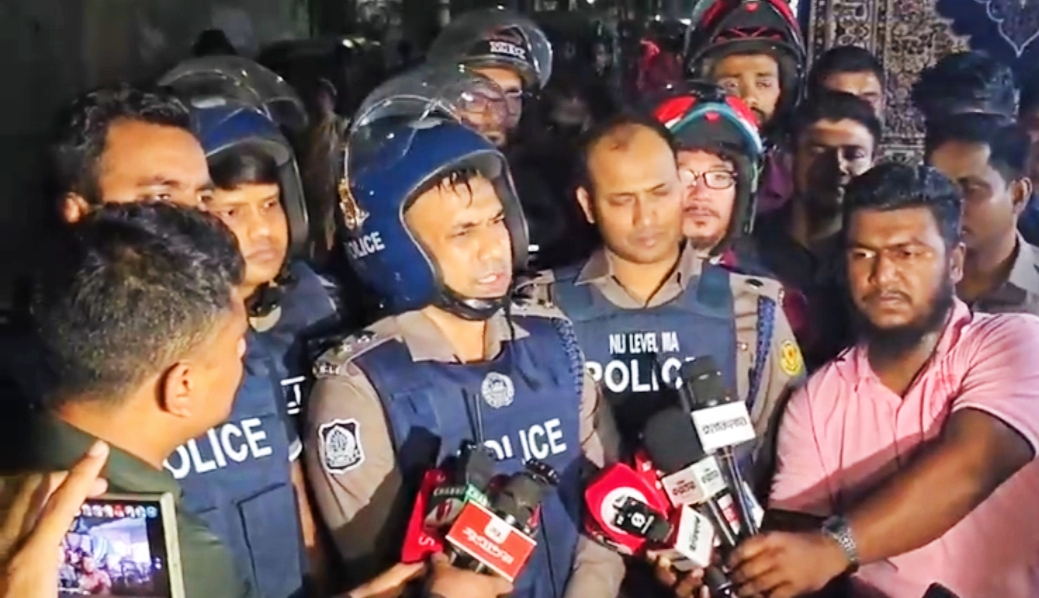 রাজধানীর মোহাম্মদপুরে জেনেভা ক্যাম্পে পুলিশের অভিযান