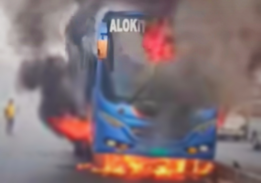 টঙ্গীর বোটবাজারে যাত্রীবাহী বাসের সঙ্গে মোটরসাইকেল সংঘর্ষে বাসে আ.গু.ণ