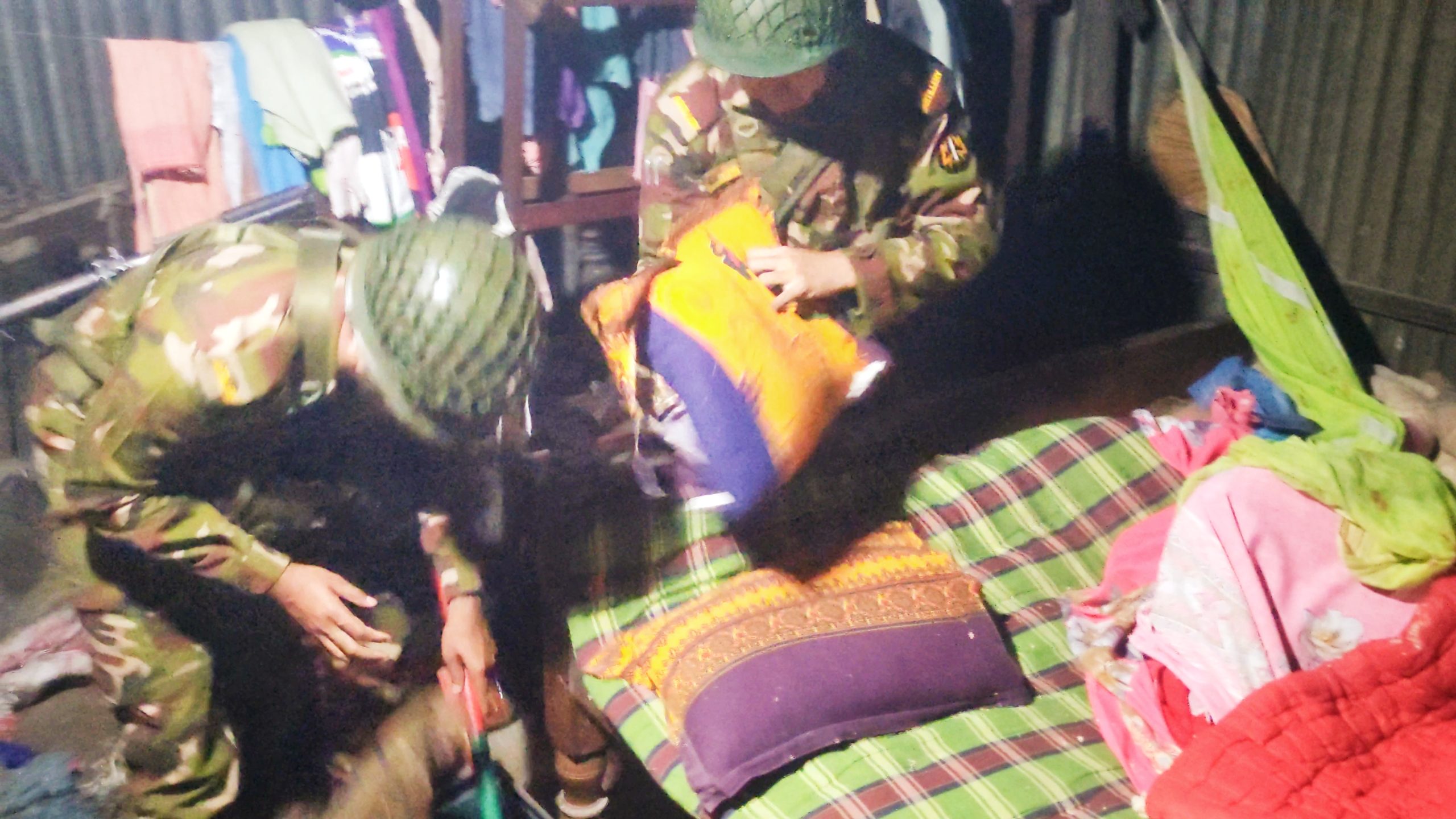 গাজীপুরে সেনাবাহিনীর অভিযানে শীর্ষ দুই মাদক ব্যবসায়ীকে আটক; অস্ত্র ও মাদক উদ্ধার