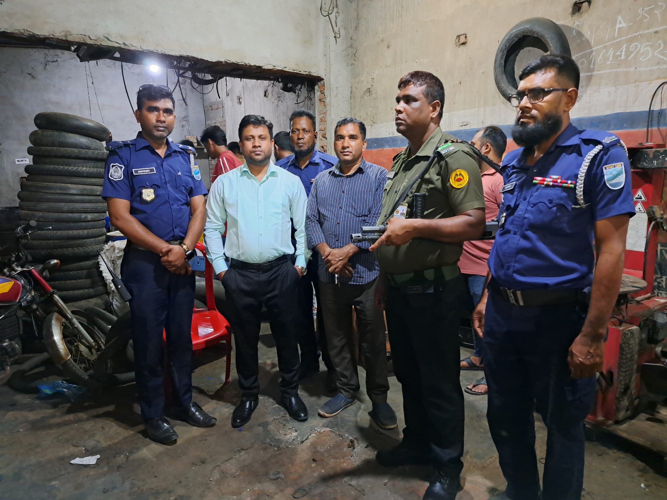 শ্রীপুরে ভ্রামমাণ আদালতের অভিযানে দুই ব্যবসায়ীকে ১৩ হাজার টাকা জরিমানা ; ২৯০ লিটার তেল জব্দ