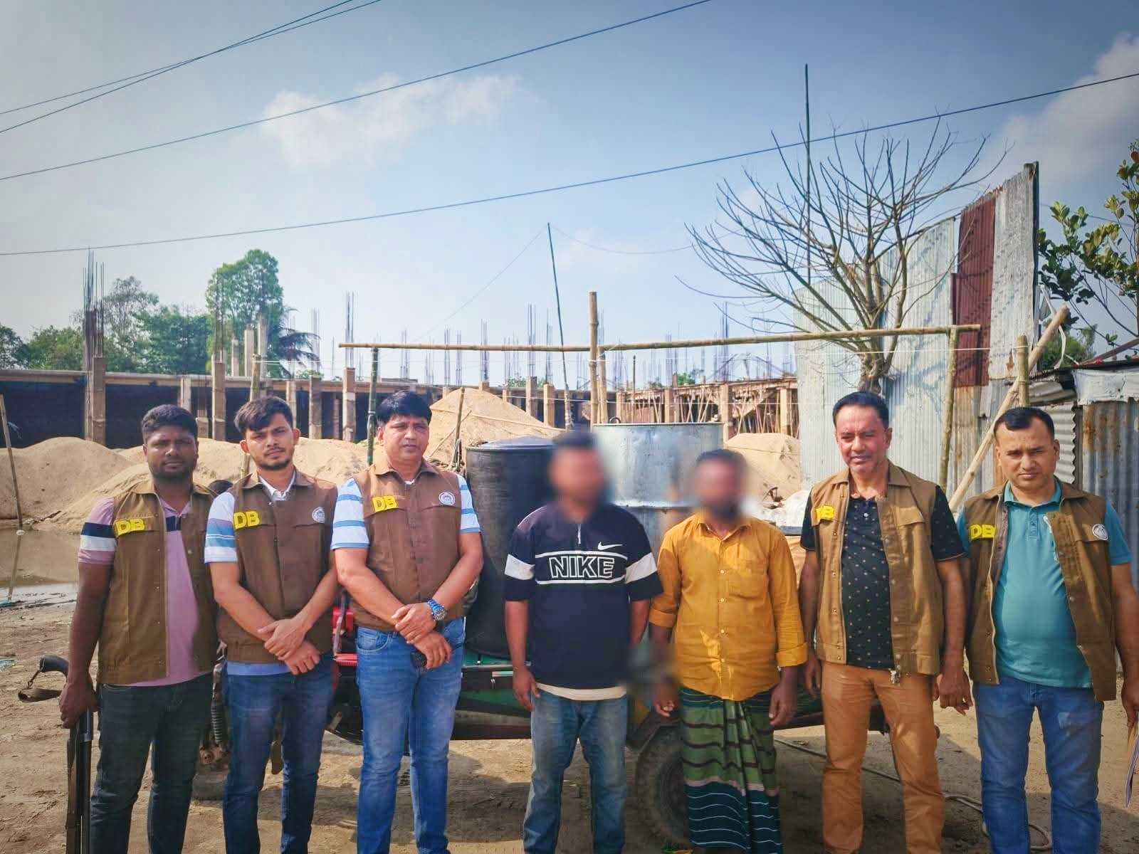 নরসিংদী ডিবি পুলিশের অভিযান : ৪২০ লিটার চোরাই ডিজেলসহ ২ কারবারি গ্রেফতার