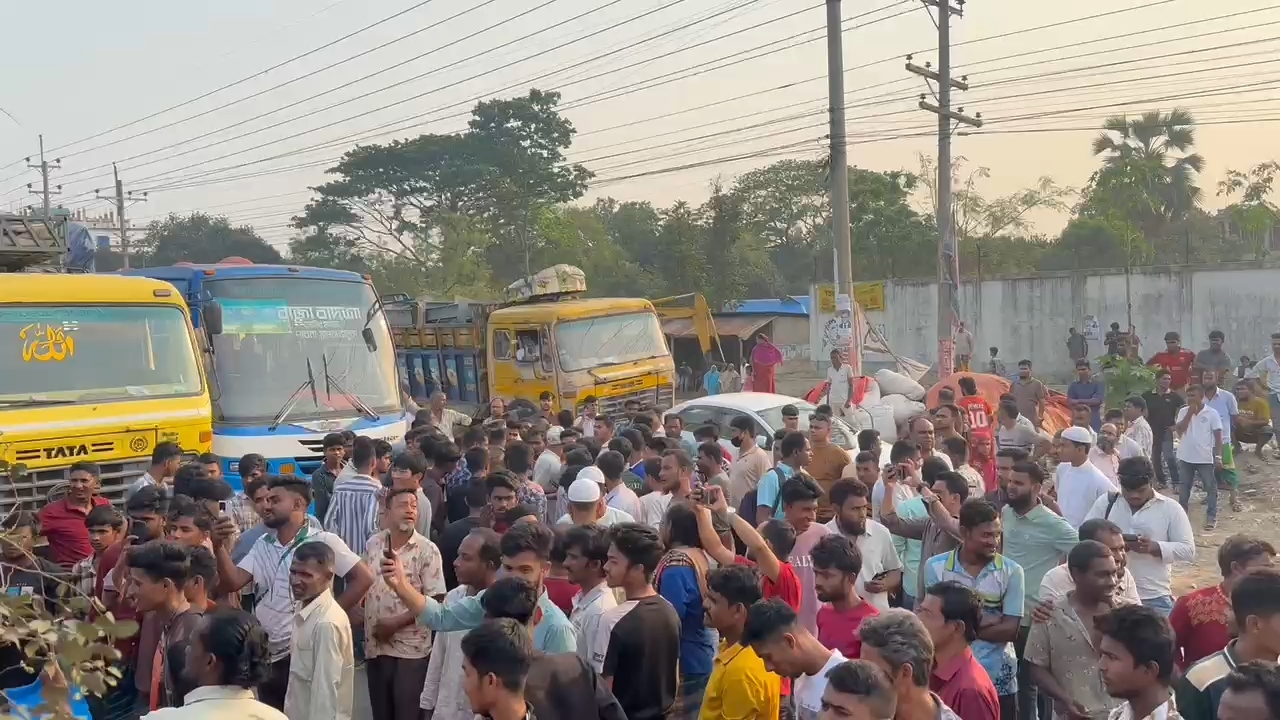 শ্রীপুরে পুলিশ কর্তৃক কাভার্ডভ্যান চালককে মারধরের অভিযোগ ; ঢাকা-ময়মনসিংহ মহাসড়ক তিন ঘন্টা অবরোধ