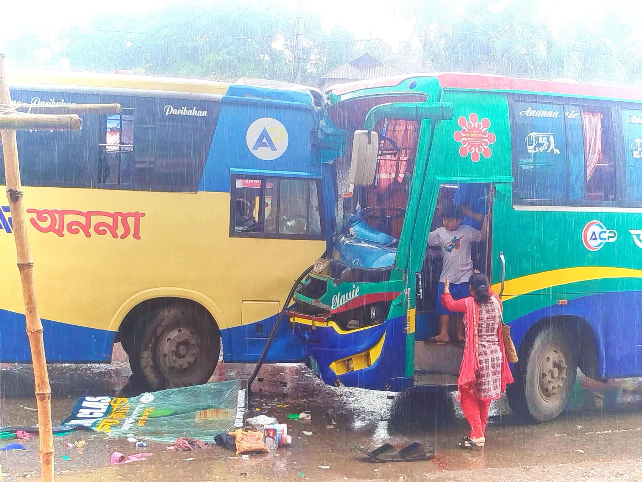 শ্রীপুরে রাজাবাড়ি বাজারে অনন্যা এবং অনন্যা ক্লাসিক পরিবহনের মুখোমুখি সং.ঘ.র্ষ আহত-১৫