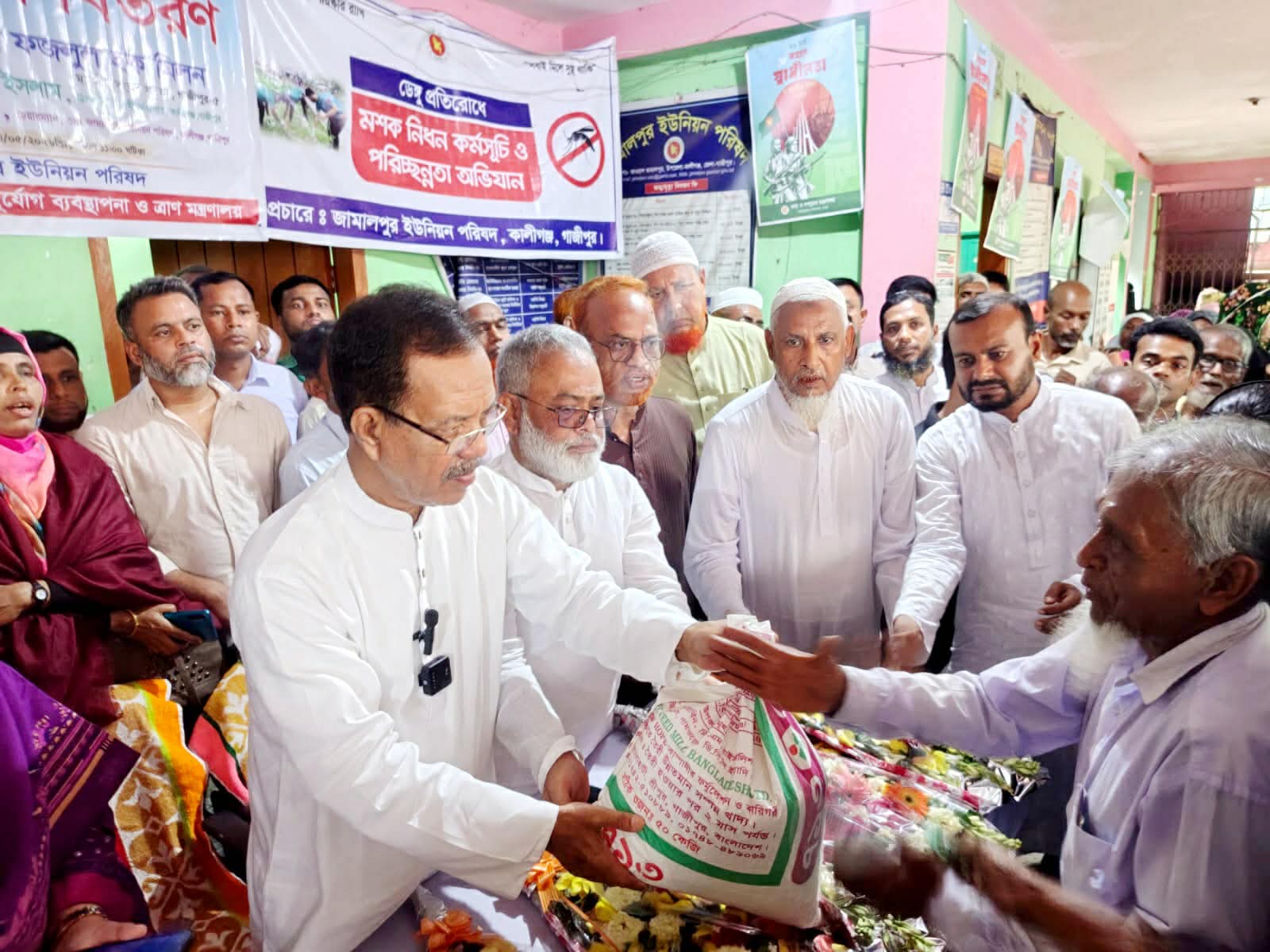 কালীগঞ্জে হতদরিদ্রদের মাঝে ফজলুল হক মিলন (এমপির) ভিজিএফ চাল বিতরণ