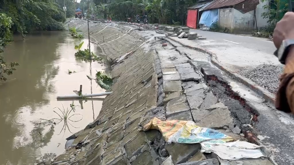 ​৯ কোটি টাকার সড়ক ৮ মাসেই নদীতে: গাজীপুরে ঠিকাদারের গাফি.ল.তিতে ক্ষু.ব্ধ এলাকাবাসী