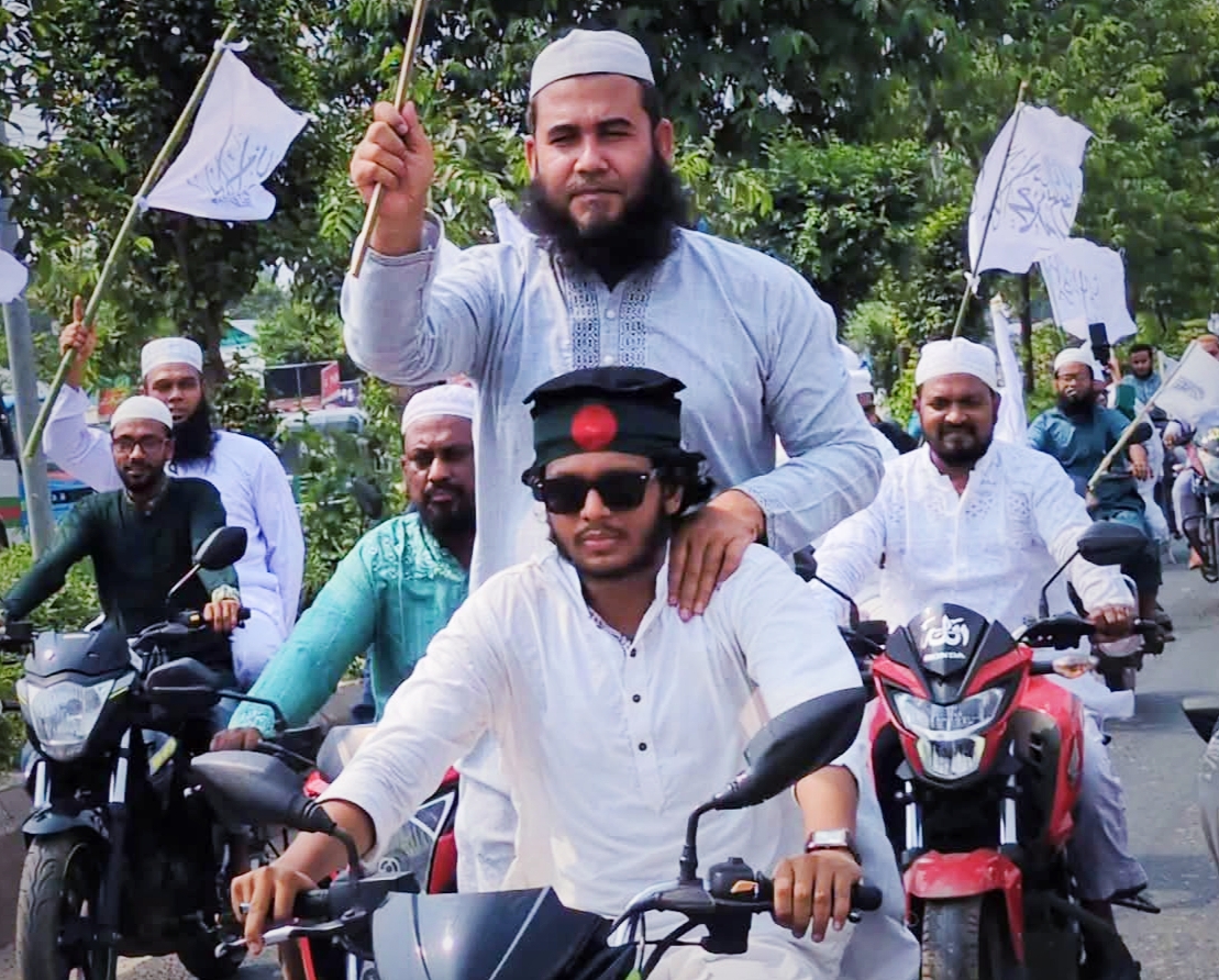শ্রীপুরে কালেমার পতাকা নিয়ে মোটরসাইকেল শোডাউন