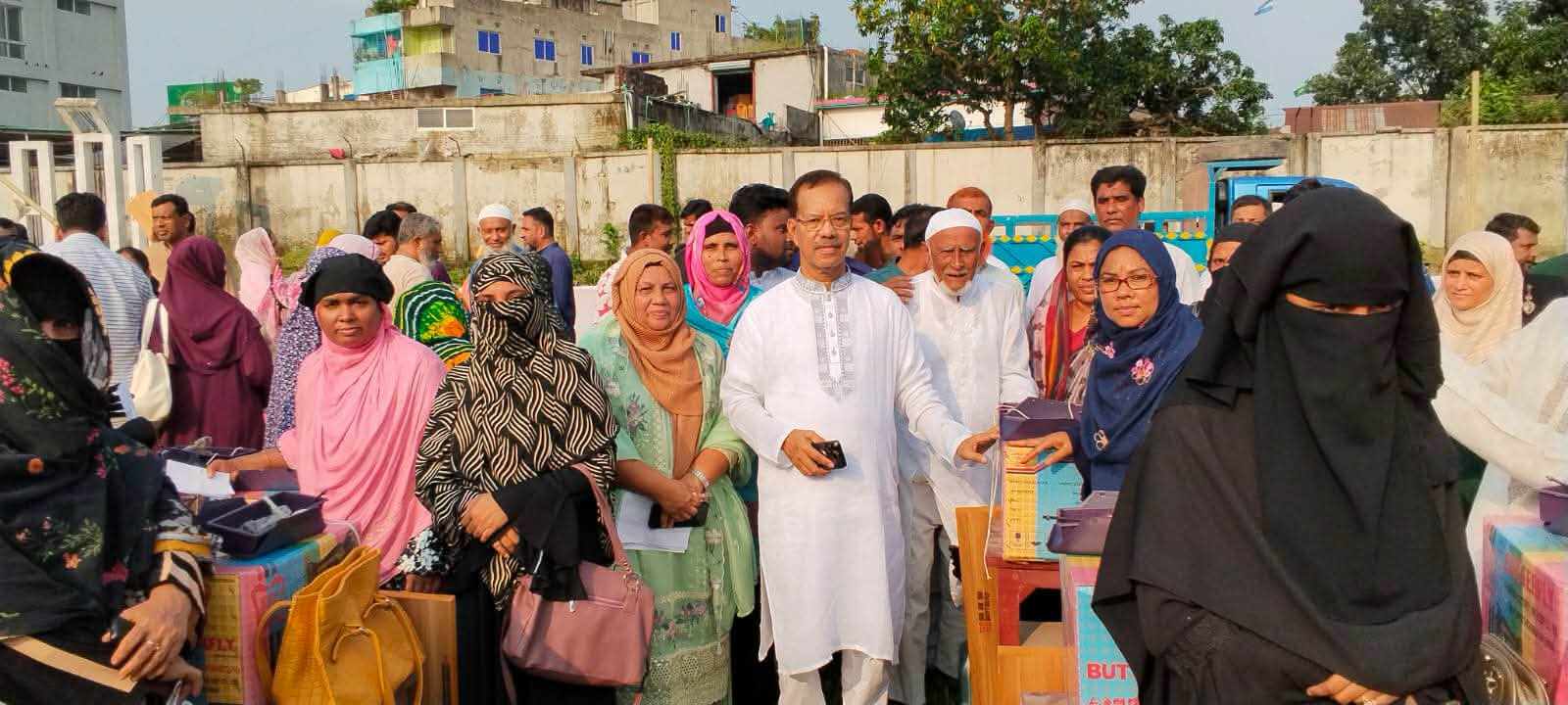 কালীগঞ্জে শিক্ষার্থীদের স্মার্ট বোর্ড, বাইসাইকেল ও প্রান্তিক নারীদের মাঝে সেলাই মেশিন-ছাগল বিতরণ