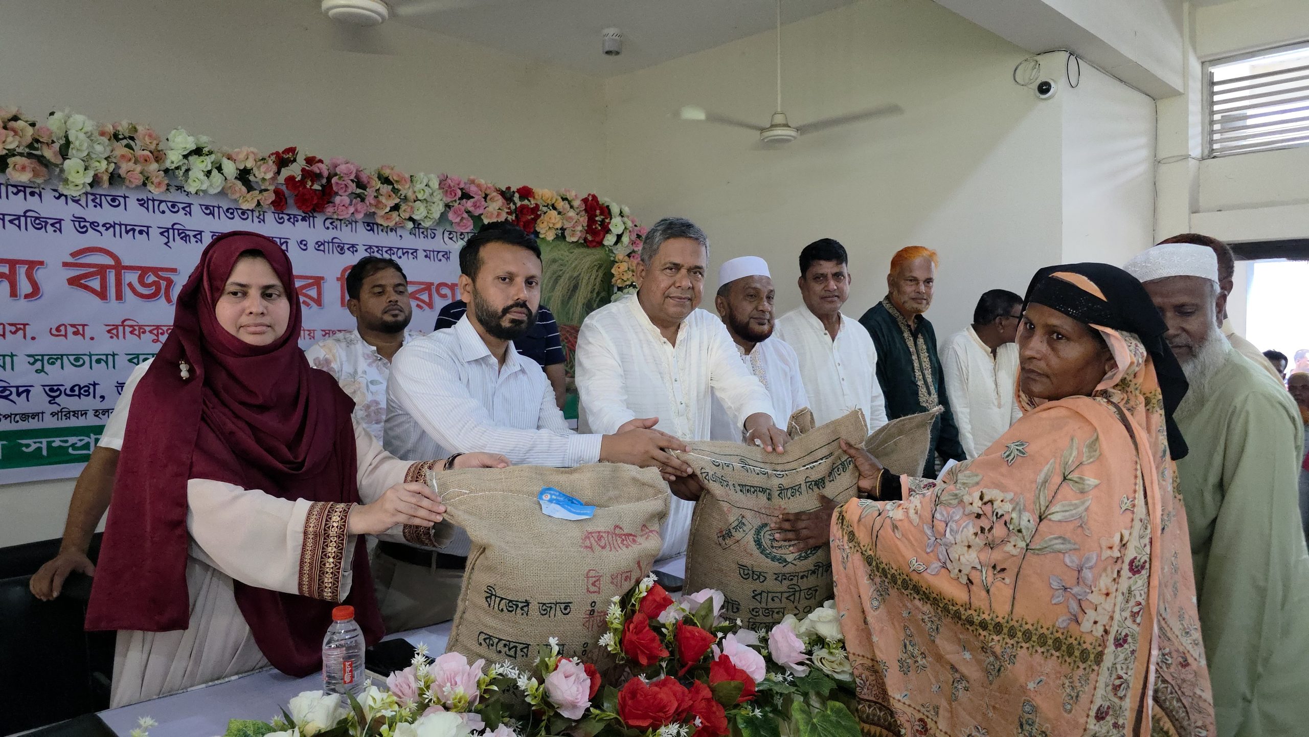 শ্রীপুরে তিন হাজার কৃষকের মাঝে বিনামূল্যে সার ও বীজ বিতরণ