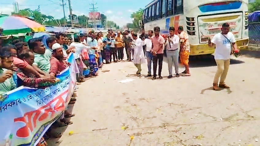 সিন্ডিকেট ভা.ঙা.র দাবিতে শ্রীপুরে মহাসড়ক অ.ব.রোধ, ডিম ভে.ঙে খামারিদের অভিনব প্র.তি.বাদ