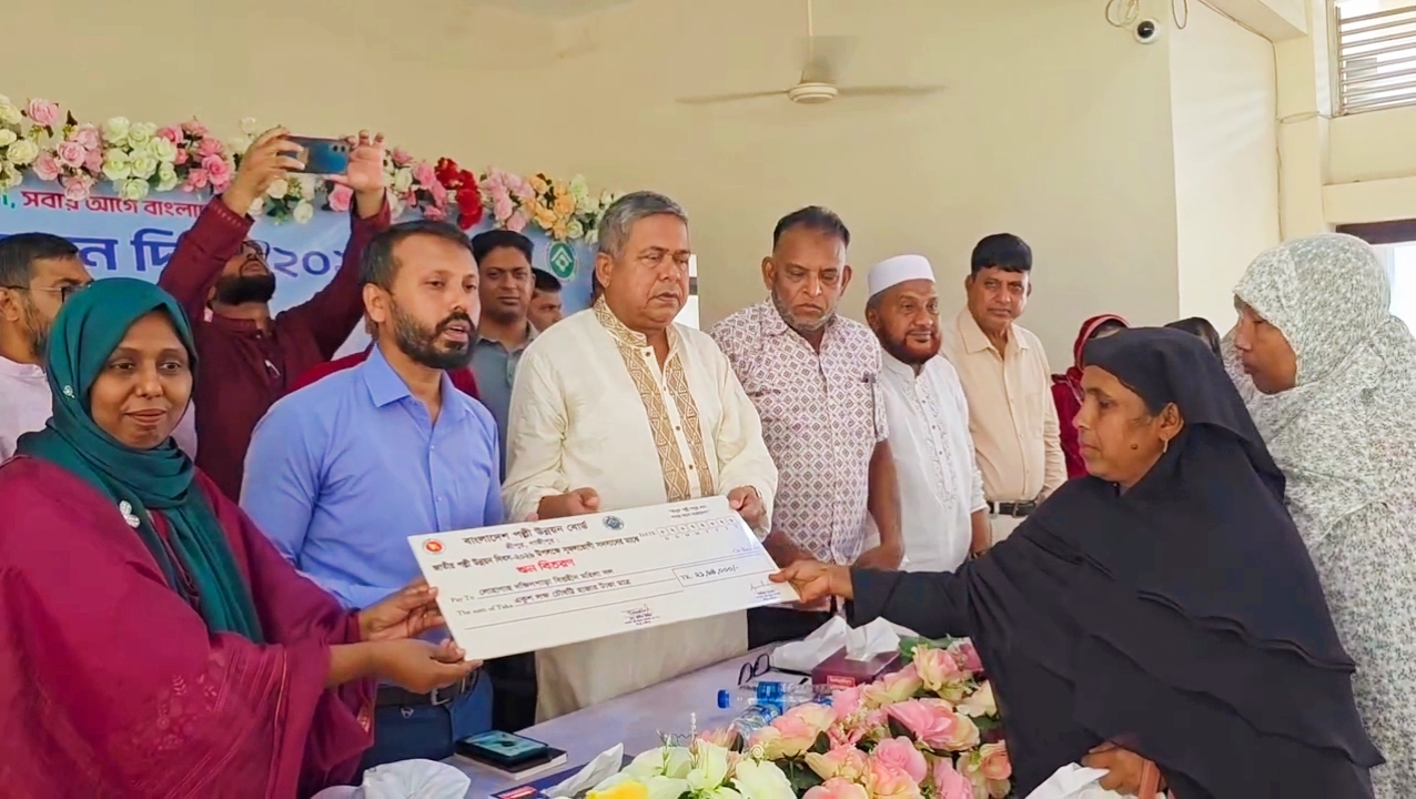 শ্রীপুরে জাতীয় পল্লী উন্নয়ন দিবস উদযাপিত: বর্ণাঢ্য র‍্যালি, ঋণ ও চারা বিতরণ