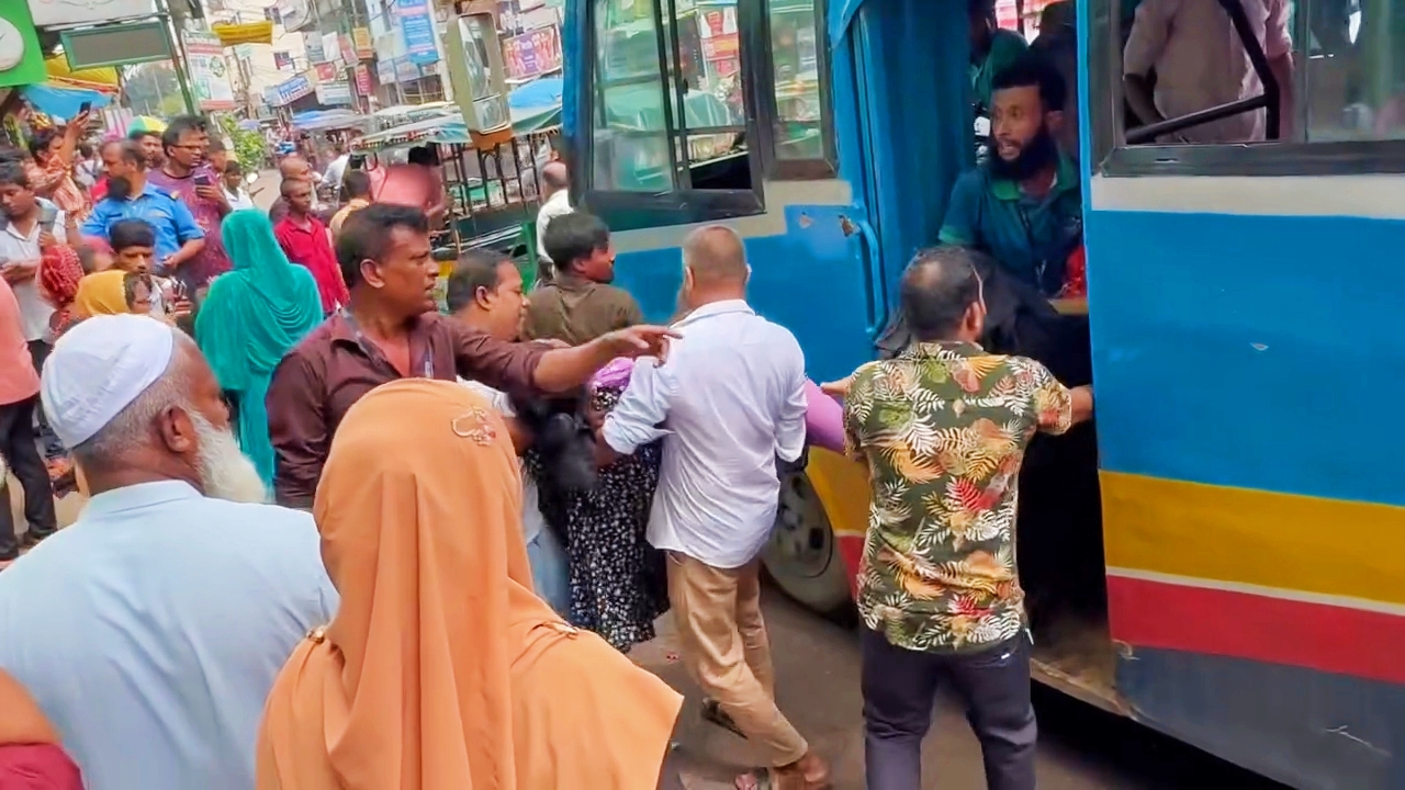 শ্রীপুরে কারখানায় প্রায় শতাধিক শ্রমিক অ.সুস্থ, শ্রমিকদের মাঝে আ.ত.ঙ্ক ; ​তথ্য সংগ্রহে সাংবাদিকদের বাধা ও হয়রানি