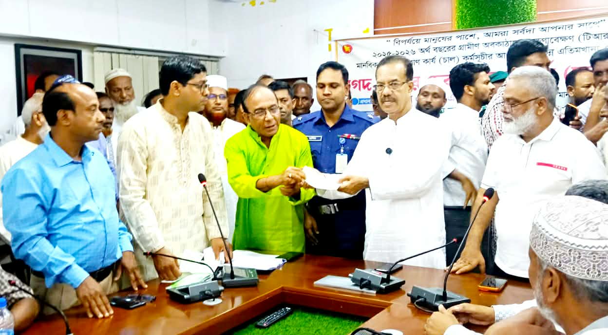 কালীগঞ্জে ধর্মীয় প্রতিষ্ঠানে এমপি’র ত্রাণের চেক ও চাল বিতরণ