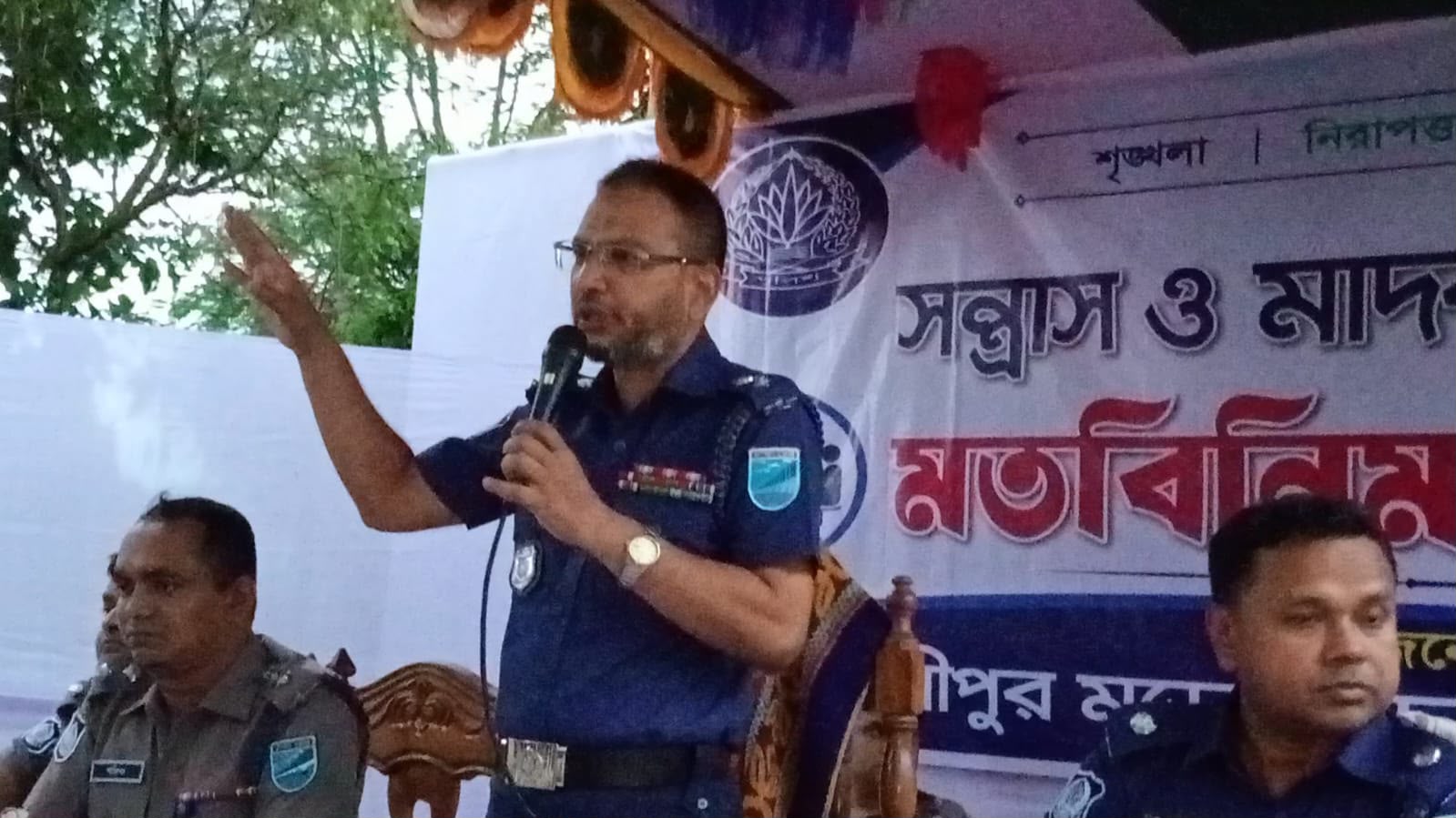 ‘নিজের ঘর থেকেই অপরাধীদের বিরুদ্ধে রুখে দাঁড়ান’: শ্রীপুরে মতবিনিময় সভায় পুলিশ সুপার শরীফ উদ্দিন