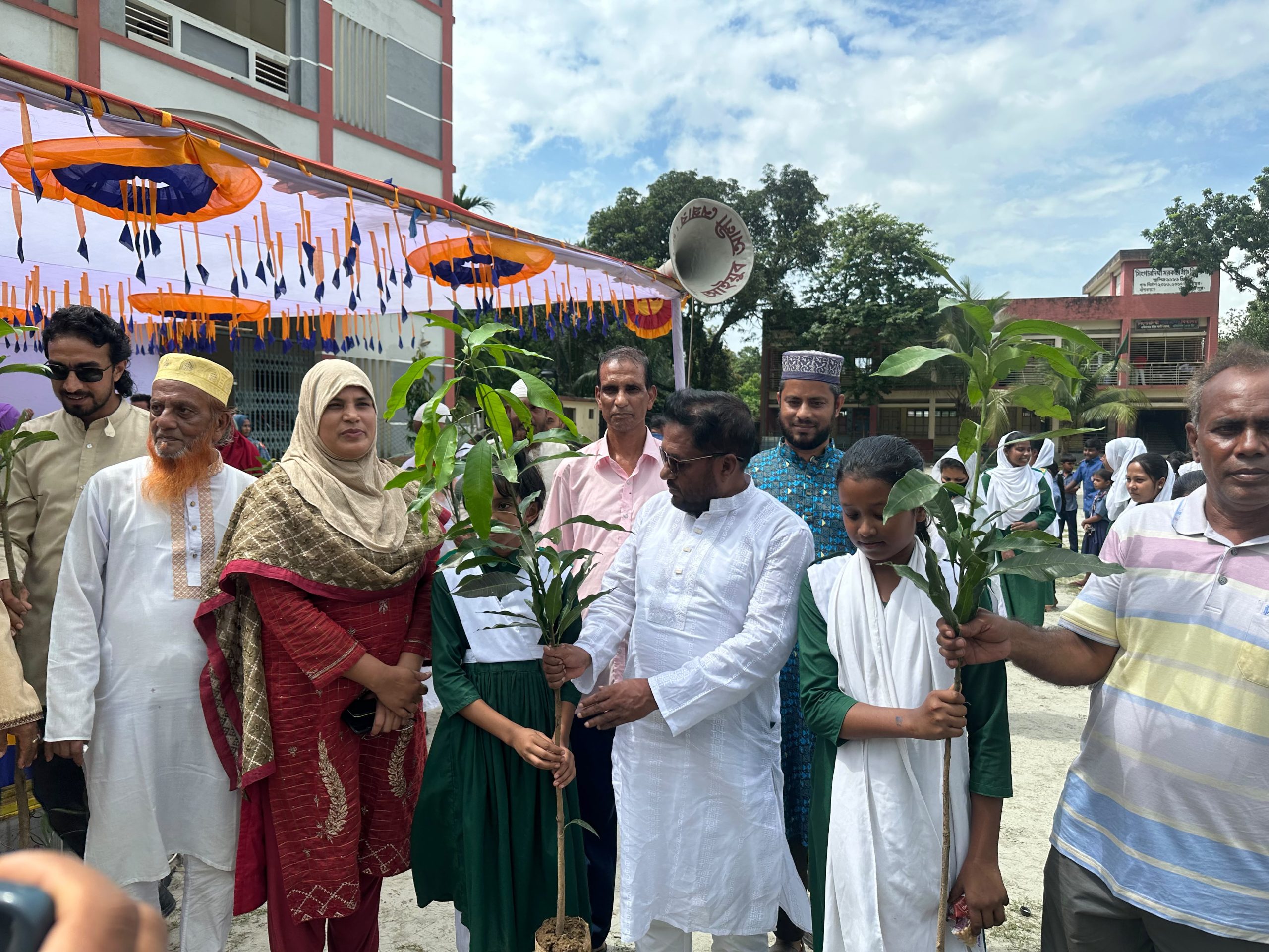 সবুজের বার্তা ছড়িয়ে দিতে শ্রীপুরে ৬০০ শিক্ষার্থীকে আম গাছের চারা বিতরন করেন বিএনপি নেতা 