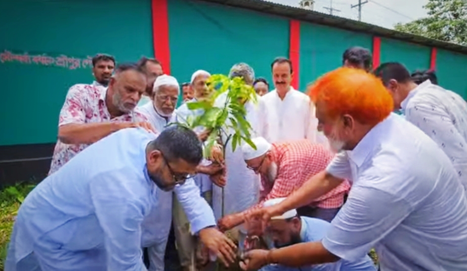 শ্রীপুরে মুক্তিযোদ্ধাদের মাঝে ফলজ গাছের চারা বিতরণ ও বৃক্ষরোপণ কর্মসূচি অনুষ্ঠিত