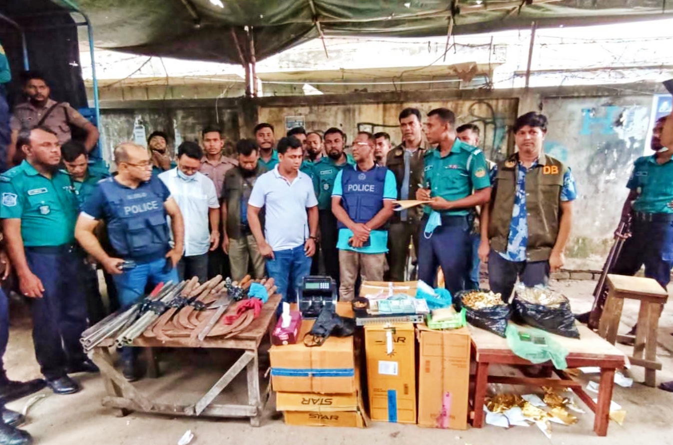 টঙ্গীর হাজী মাজার বস্তিতে জিএমপির সাঁড়াশি অ.ভি.যান: বিপুল পরিমাণ হি.রো.ইন, দেশীয় অ.স্ত্র ও নগদ টাকাসহ গ্রে.প্তা.র ২