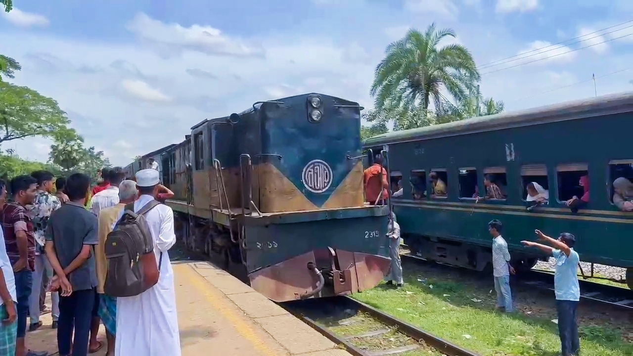শ্রীপুরে ট্রেনের ইঞ্জিন বিকল: সাড়ে ৪ ঘণ্টা পর গন্তব্যে ছুটল বলাকা, যাত্রীদের চরম দু.র্ভো.গ