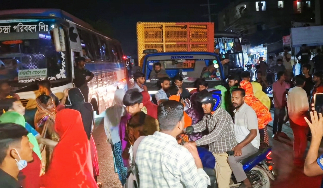 বকেয়া বেতনের দাবিতে ঢাকা-ময়মনসিংহ মহাসড়ক অবরোধ করে বিক্ষোভ করেছেন ওশিন স্পিনিং মিলস লিমিটেডের শ্রমিকরা