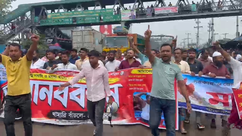গবাদিপশু-পোল্ট্রি খাদ্যের মূল্যবৃদ্ধি ও ডিমের ন্যায্য মূল্যের দাবিতে শ্রীপুরে খামারিদের মানববন্ধন ও সড়ক অ.ব.রোধ