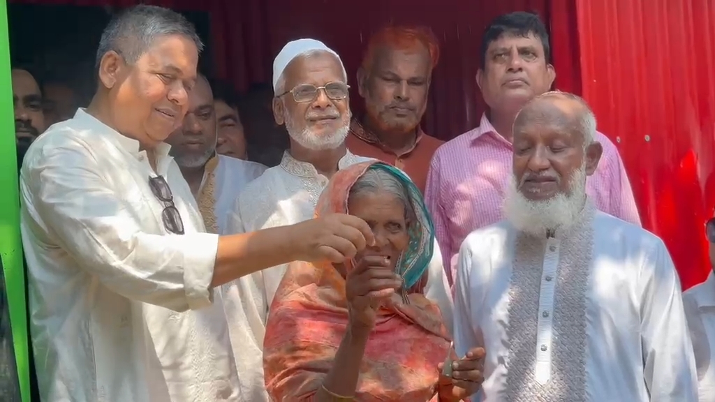 জীবনের শেষ বয়সে এসে মাথা গোঁজার ঠাঁই পেলেন ৭০ বছরের খাতুন বিবি ; ঘরের চাবি তুলে দিলেন এমপি