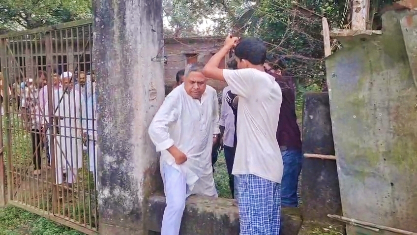 শ্রীপুরে ইউনিয়ন স্বাস্থ্য কেন্দ্রে কাঁটাতারের বেড়া সরিয়ে ও দেয়াল টপকে ভেতরে প্রবেশ করেন এমপি