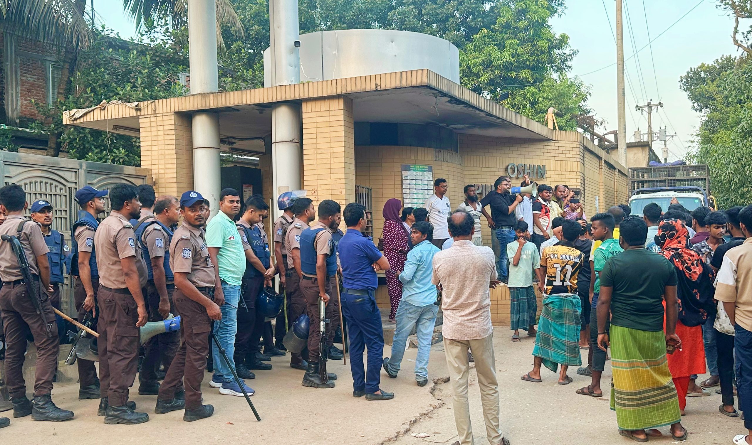 শ্রীপুরে বকেয়া বেতনের দাবিতে মহাসড়ক অ.ব.রো.ধ, পুলিশের লা.ঠি.চা.র্জে আ.হ.ত ৪