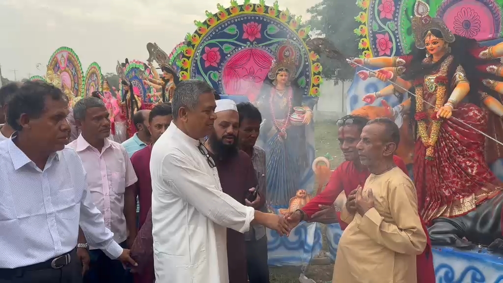 শ্রীপুরে ৩০০ বছরের ঐতিহ্যবাহী প্রতিমা উৎসব: বিসর্জনের আগে অর্ধশতাধিক প্রতিমার মিলনমেলা