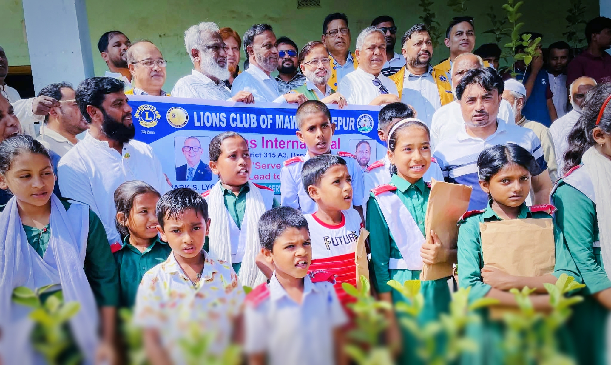 শ্রীপুরে ফ্রি মেডিকেল ক্যাম্প, শিক্ষা উপকরণ ও গাছের চারা বিতরণ