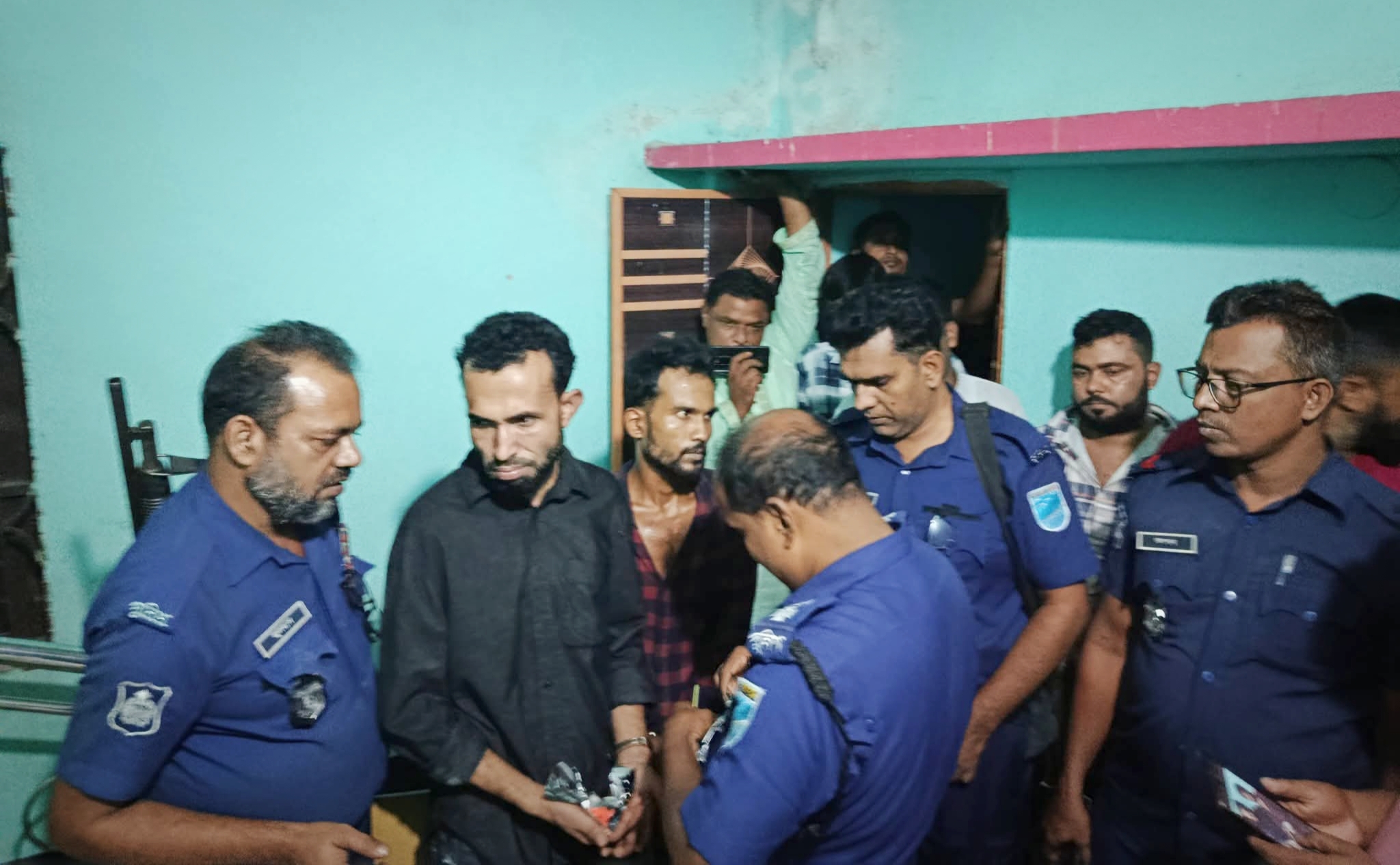 শ্রীপুরে ১২০ পিস ই.য়া.বা উদ্ধার; এক পুলিশ কনস্টেবলসহ গ্রে.প্তা.র-৩